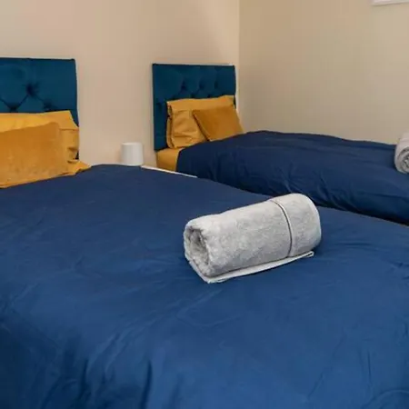 1 Double With Twin Beds In A 2 Bedroom Shared Appartement *