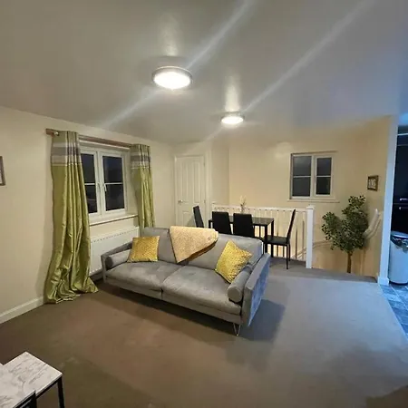 1 Double With Twin Beds In A 2 Bedroom Shared דירה *