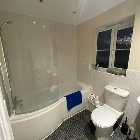 1 Double With Twin Beds In A 2 Bedroom Shared شقة