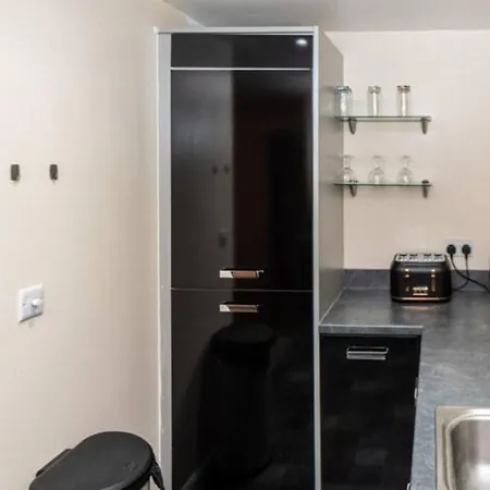 1 Double With Twin Beds In A 2 Bedroom Shared * בריסטול