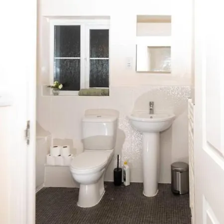 شقة 1 Double With Twin Beds In A 2 Bedroom Shared