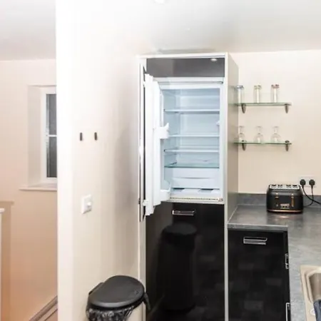 1 Double With Twin Beds In A 2 Bedroom Shared *