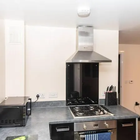 1 Double With Twin Beds In A 2 Bedroom Shared Bristol