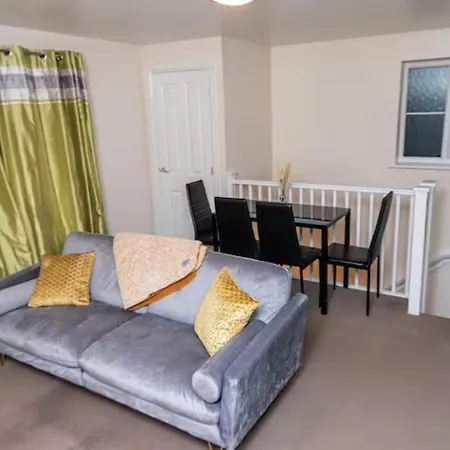 1 Double With Twin Beds In A 2 Bedroom Shared דירה